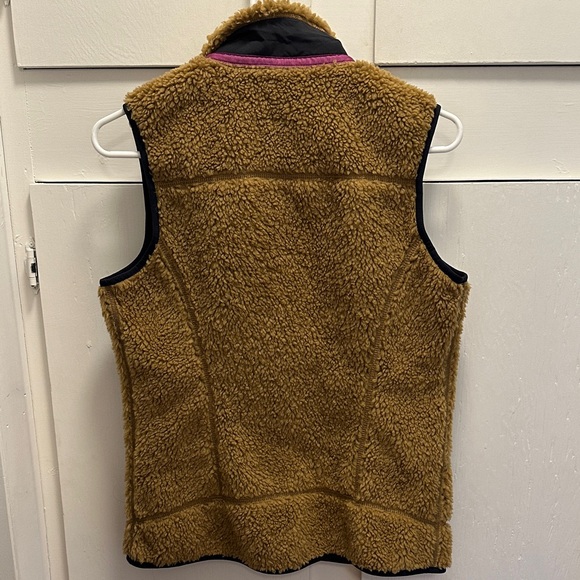 Patagonia Womens Brown Sherpa Vest with Black Chest Pocket and Pink Accents S - Picture 4 of 5